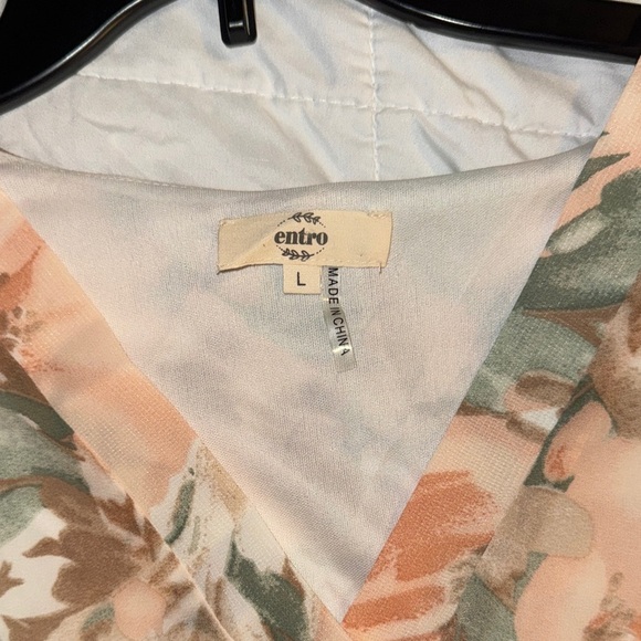 Entro- Floral V-Neck Blouse- size large - Picture 3 of 3